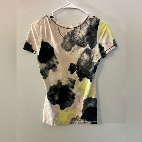 Woman’s Tie Dye Lululemon Tee - Picture 2 of 3